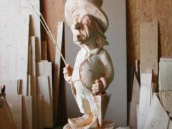 "Uomo della pioggia": scultura in legno di cirmolo a finitura naturale 