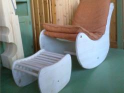 Sedia relax con poggiapiedi  in legno di abete , completa di poggiapiedi  e rivestimento  lavabile. 